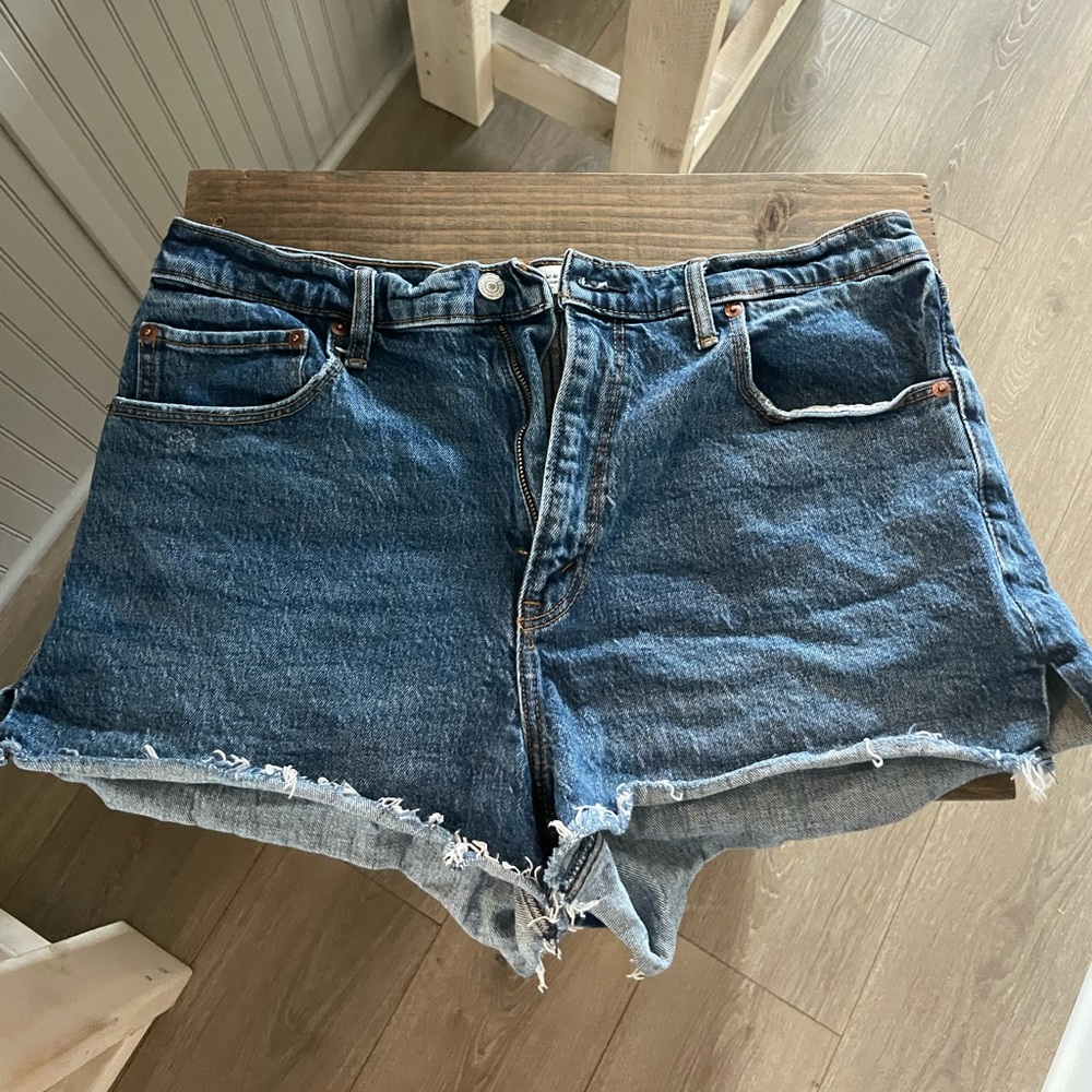 Abercrombie mom high rise short. Great for a “normal” fit not crazy short.